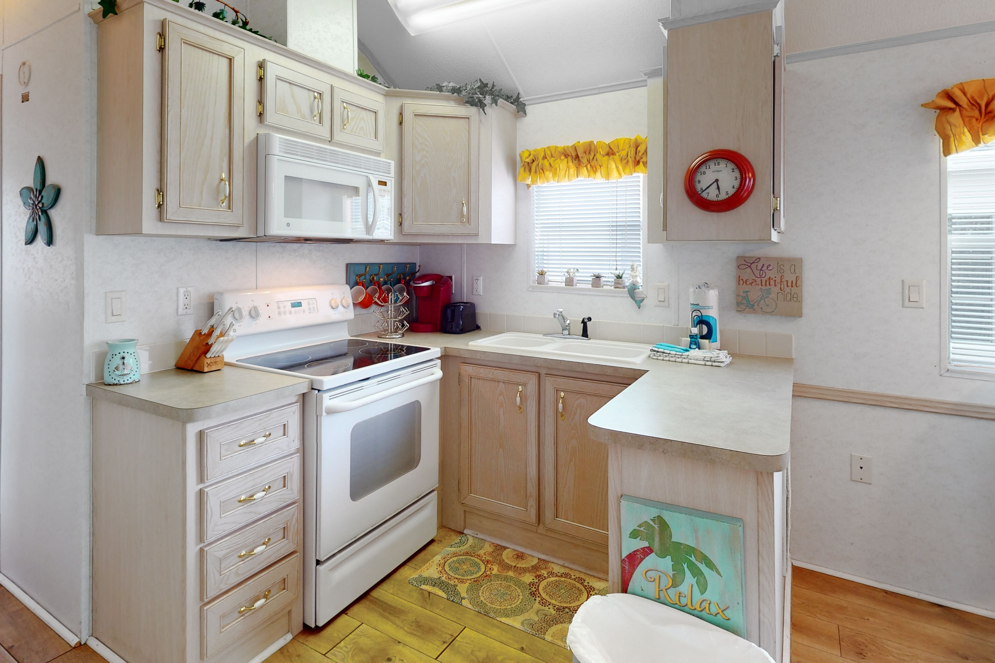 Cozy coastal cottage with on-site pool, game room, central AC, & W/D