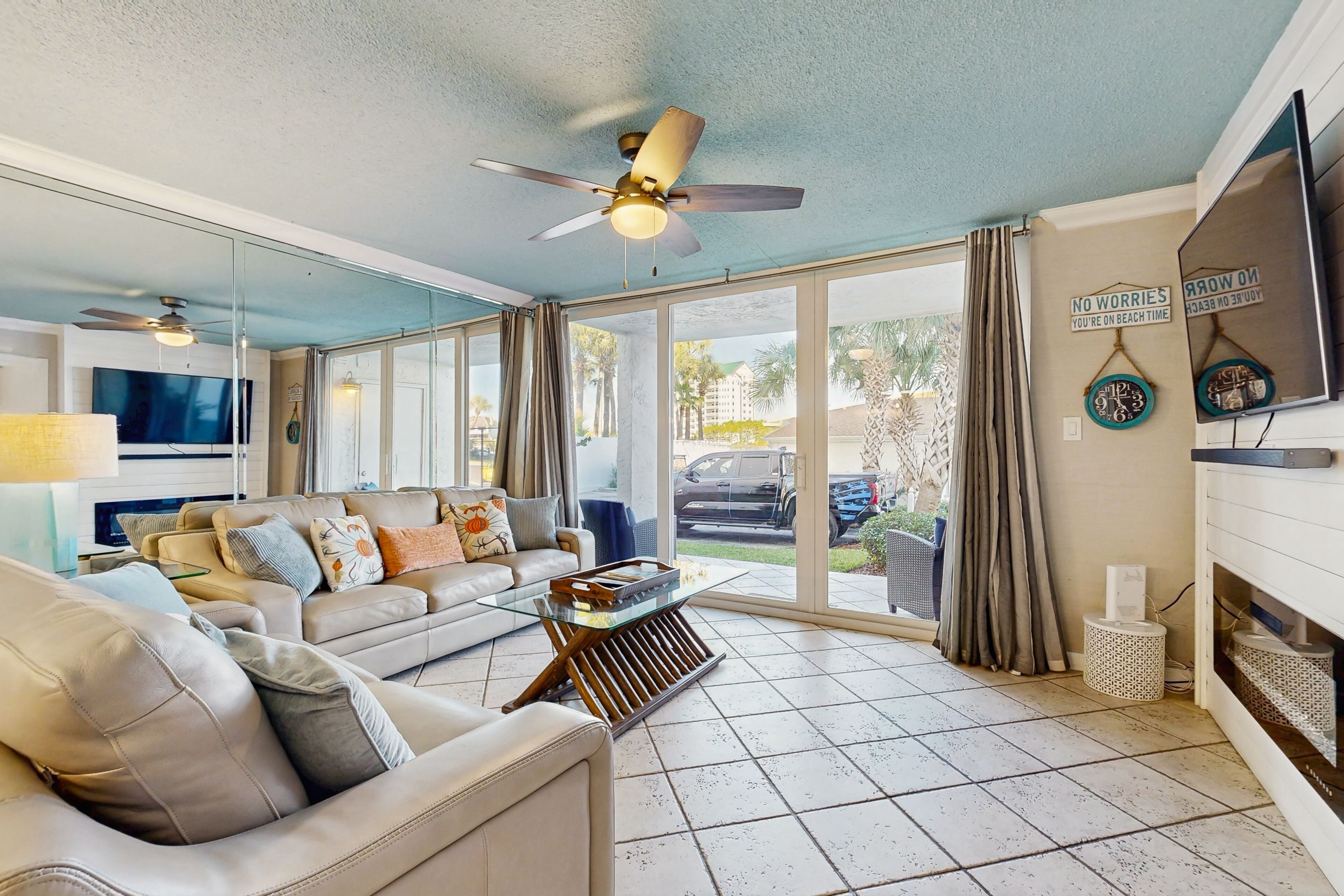 Een televisie en een open haard