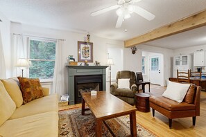 Televisión, chimenea, futbolito y servicios de streaming