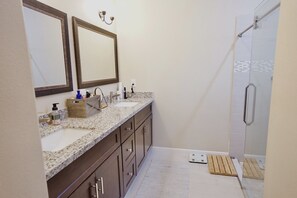 Shower, hair dryer, towels, soap - Trendy Modern Home; Zoo, Trails and Parks, Galleria, Heights, Downtown, and Eado (Houston)