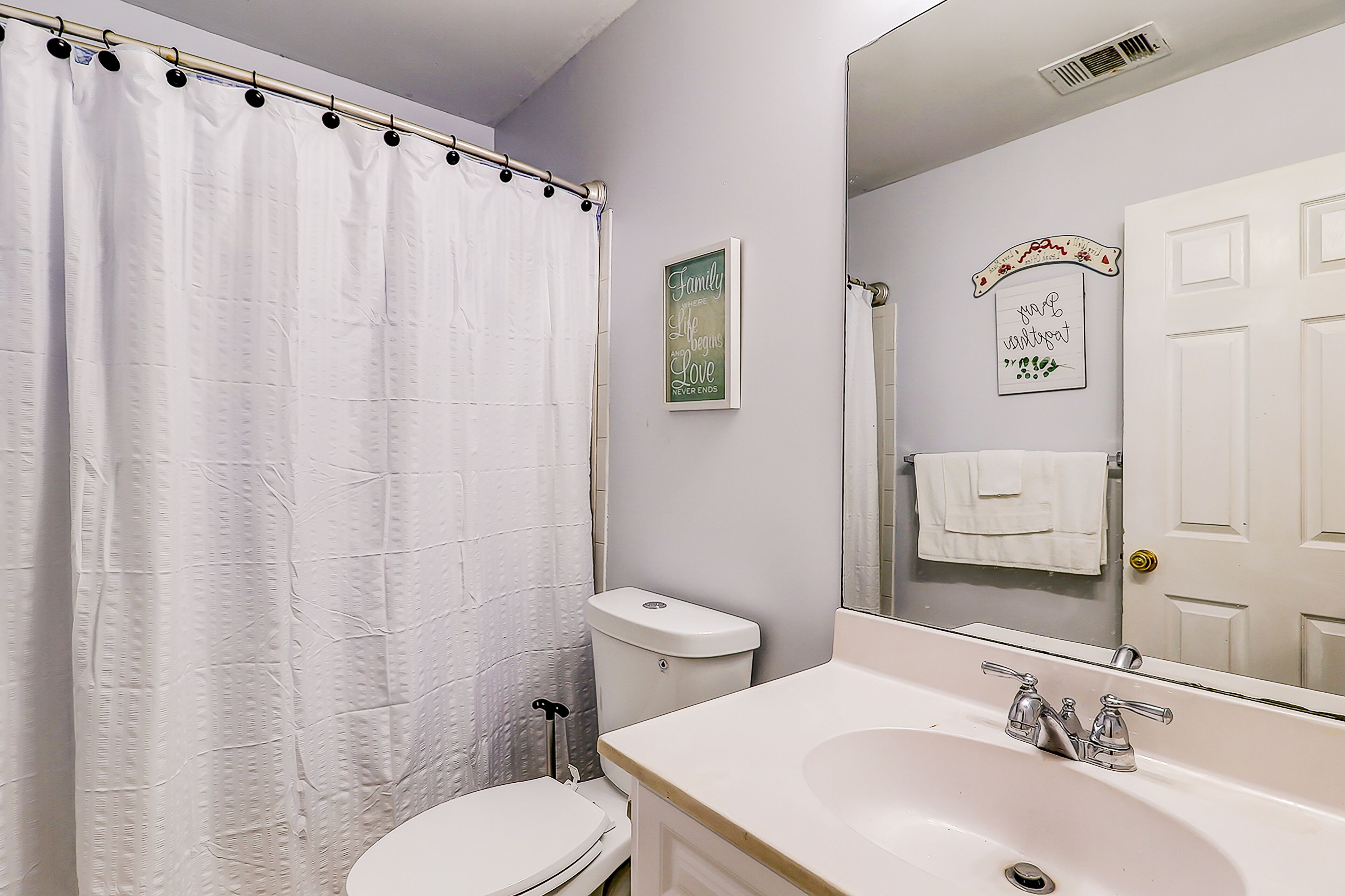 Lovely waterfront apartment with dock, W/D, & Dog-friendly