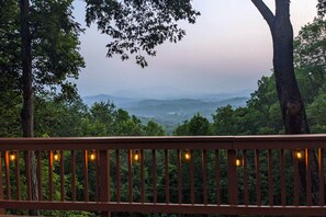 Property grounds - Private cabin with breathtaking mountain view, large deck, fireplace & firepit (Franklin)