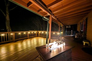Property grounds - Private cabin with breathtaking mountain view, large deck, fireplace & firepit (Franklin)