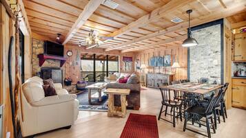 Una televisión, una chimenea, un reproductor de DVD