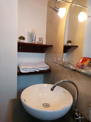 Standardzimmer | Badezimmer | Dusche, Regendusche, Haartrockner, Handtücher