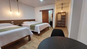 Standard-Dreibettzimmer | Verdunkelungsvorhänge, kostenloses WLAN, Bettwäsche