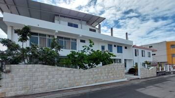 Voorkant accommodatie - avond/nacht