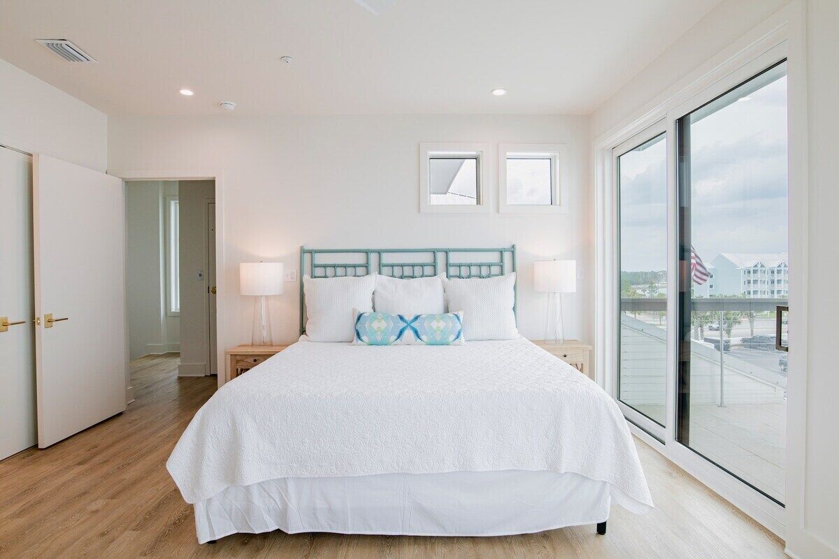 4 bedrooms, iron/ironing board, WiFi (free), bed sheets