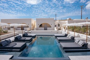 Outdoor pool, pool loungers - Zaitun Luxury suites-Adults Only (Santorini)