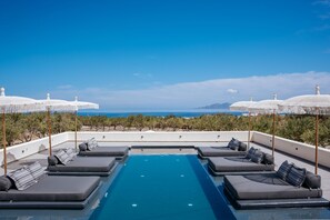 Outdoor pool, pool loungers - Zaitun Luxury suites-Adults Only (Santorini)