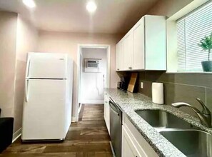 Refrigerador, horno, lavavajillas y utensilios de cocina