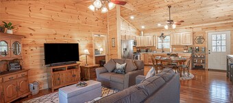 NEW BEAUTIFUL PRIVATE CABIN -- 17 miles from Lake Lure & 19 miles from TIEC