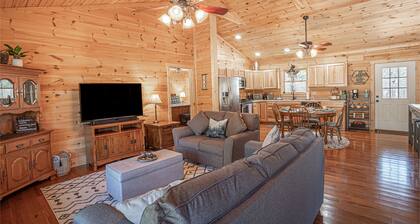 NEW BEAUTIFUL PRIVATE CABIN -- 17 miles from Lake Lure & 19 miles from TIEC