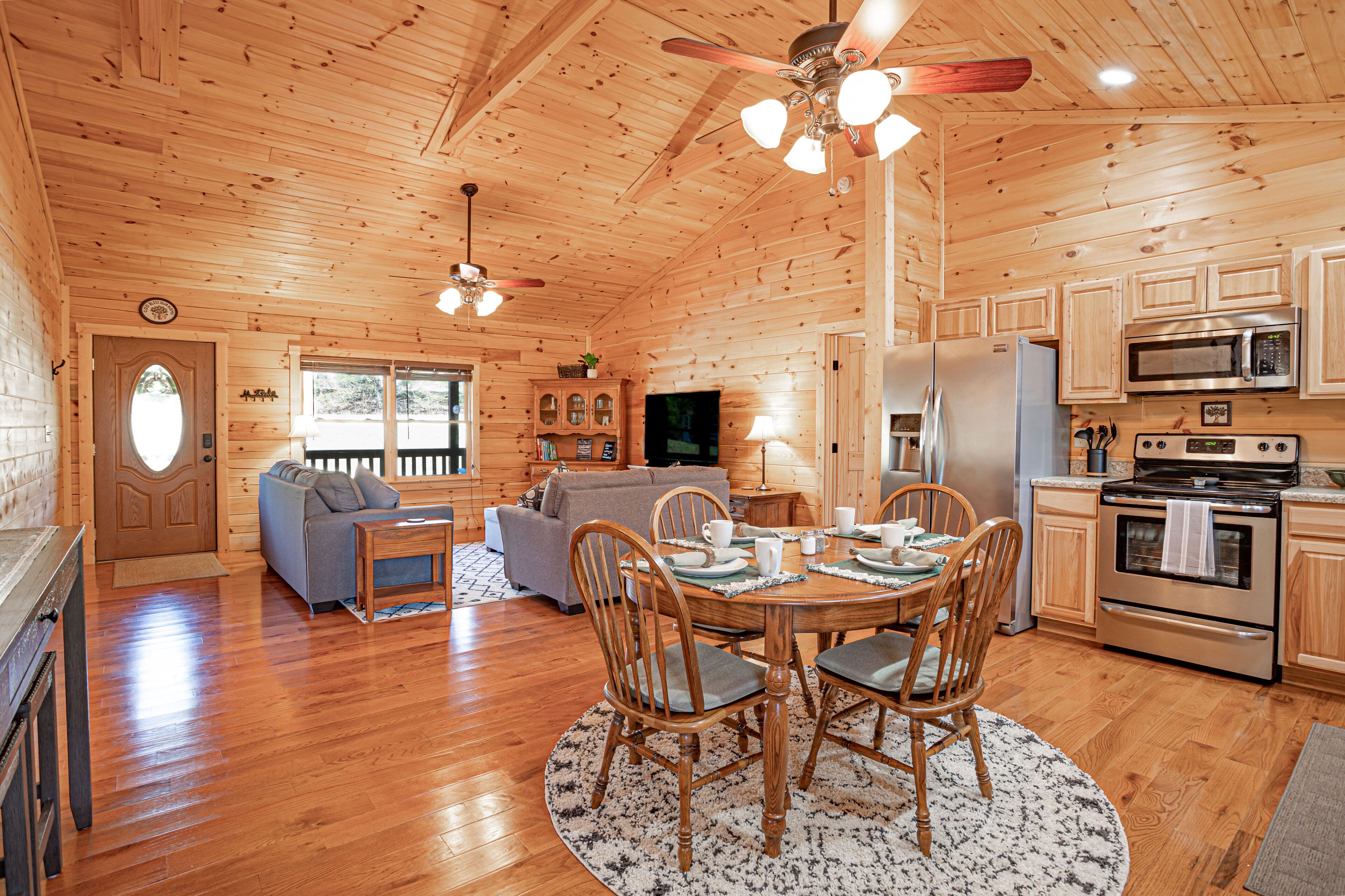 NEW BEAUTIFUL PRIVATE CABIN (19 miles from TIEC, 17 miles from Lake Lure)