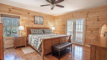 2 bedrooms, desk, iron/ironing board, WiFi (free)