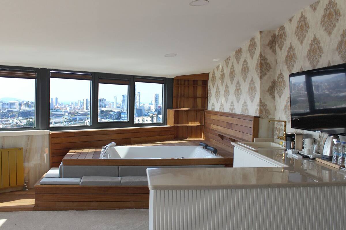 Habitació Deluxe, 1 dormitori, vistes al mar | Llençols de cotó egipci, roba de llit d'alta qualitat i cobrellits