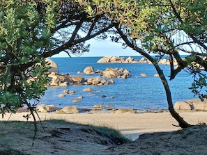 A coastal landscape with rocky outcrops and a clear blue sea. - Contemporary house with a fully fenced-in yard (Plounéour-Trez)