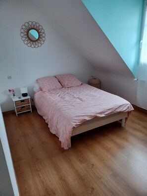 5 chambres, fer et planche à repasser, lit de bébé portatif