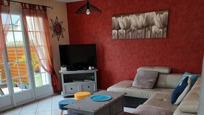 Ein Wohnzimmer mit einer Couch, einem Couchtisch und einem Fernsehmöbel.