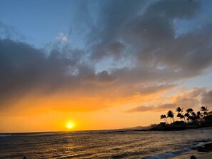 Beach - Poʻipū Condo
A/C, Walk to Shops, Dining & Beaches (Koloa)
