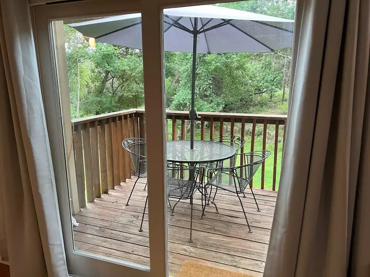 Lovely 2/2 Nature Lodge near Downtown with Firepit