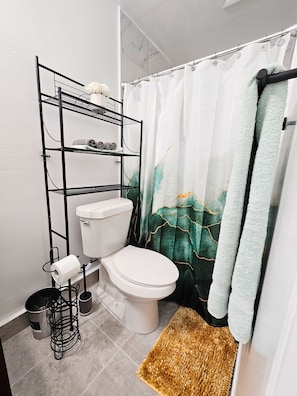 淋浴设施、吹风机、毛巾、肥皂