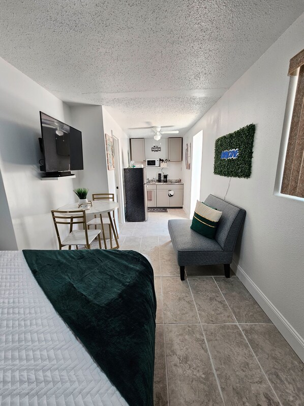 1 多间卧室、熨斗/熨衣板、床单