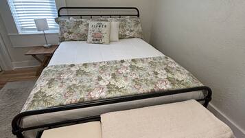 2 bedrooms, iron/ironing board, free WiFi, bed sheets