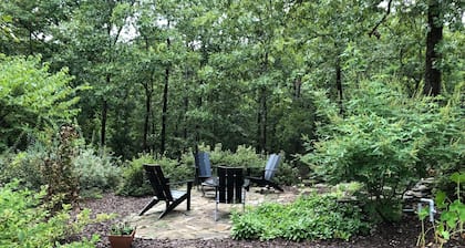 A QUIET RETREAT IN THE WOODS JUST A FEW MINUTES FROM THE CITY.