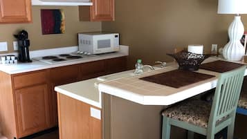 Jääkaappi, mikroaaltouuni, liesi, kahvin-/teenkeitin