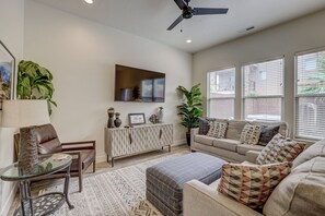 Smart TV - The Parker Place - Private Backyard w/Hot Tub, Fireplace & BBQ. Community Pool. (Washington)