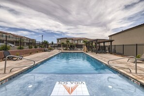 Pool - The Parker Place - Private Backyard w/Hot Tub, Fireplace & BBQ. Community Pool. (Washington)