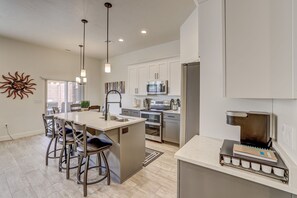 冷蔵庫、電子レンジ、オーブン、コンロ