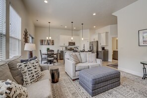 Smart TV - The Parker Place - Private Backyard w/Hot Tub, Fireplace & BBQ. Community Pool. (Washington)