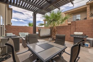 Outdoor dining - The Parker Place - Private Backyard w/Hot Tub, Fireplace & BBQ. Community Pool. (Washington)