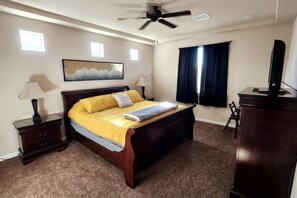 4 Schlafzimmer, Schreibtisch, Bügeleisen/Bügelbrett, Reisekinderbett