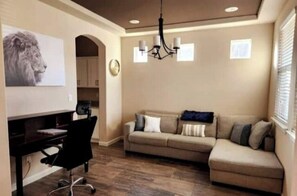 Smart TV, fireplace, books - Westside Zephyr (El Paso)