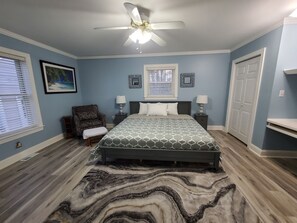 3 bedrooms, desk, iron/ironing board, travel cot