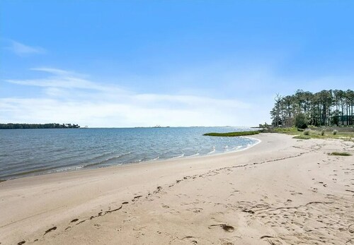 Beach House Getaway, exclusive location on "Chesapeake Bay" with private beach