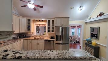 雪櫃、微波爐、焗爐、爐具