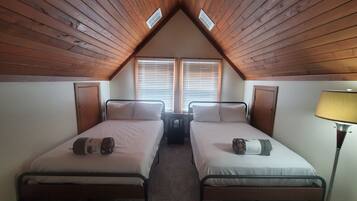 3 間睡房、書桌、熨斗/熨衫板、可攜式嬰兒床