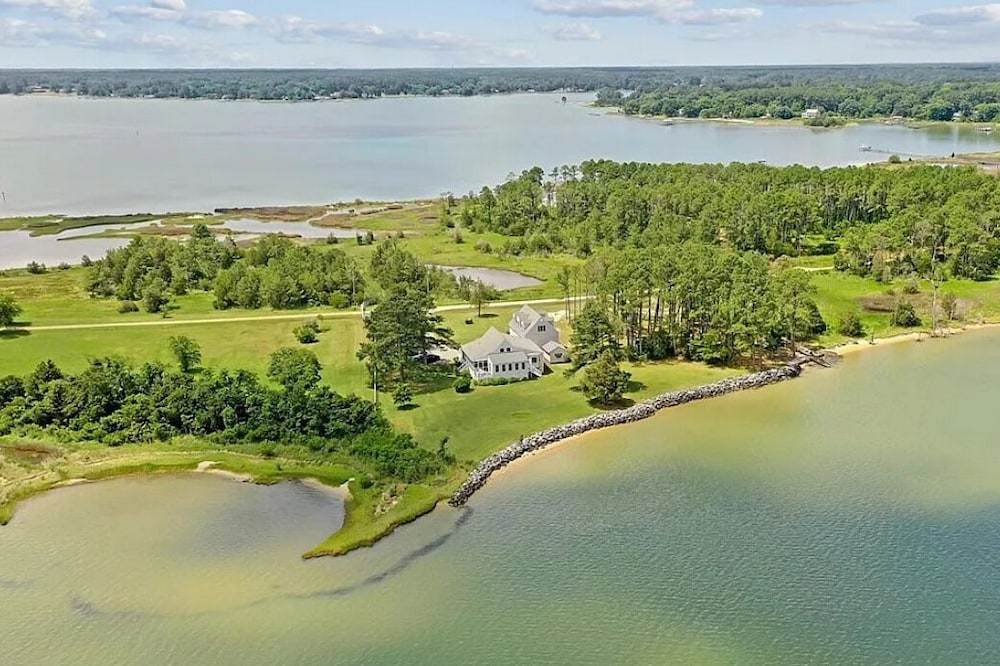 Beach House Getaway, exclusive location on "Chesapeake Bay" with private beach