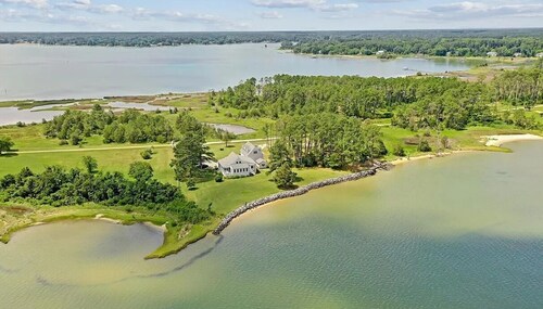 Beach House Getaway, exclusive location on "Chesapeake Bay" with private beach