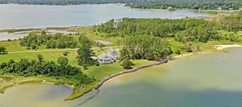 Beach House Getaway, exclusive location on "Chesapeake Bay" with private beach