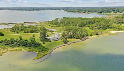 Beach House Getaway, exclusive location on "Chesapeake Bay" with private beach