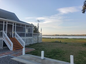 Property grounds - Beach House Getaway, exclusive location on "Chesapeake Bay" with private beach (Hudgins)