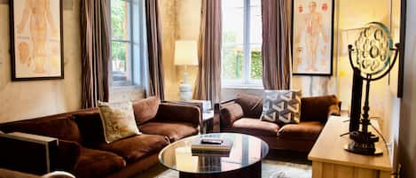 Deluxe Studio Suite | Living area | Smart TV, streaming services, printers