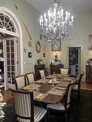 Chambre Deluxe, 1 grand lit | Salle à manger