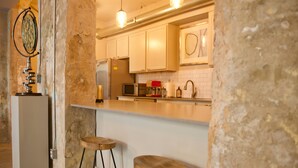 Apartemen Klasik | Dapur pribadi | Meja makan