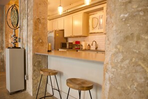 Classic-huoneisto | Yksityinen keittiö | Ruokailupöytä